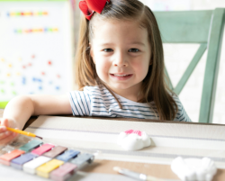 En esta etapa, sentamos las bases del aprendizaje con un enfoque lúdico y exploratorio. A través del juego, la creatividad y el afecto, fomentamos el desarrollo integral de los más pequeños, potenciando su curiosidad, socialización y habilidades cognitiva