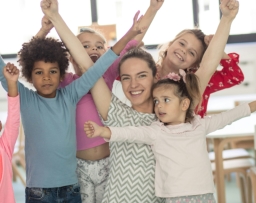 El aprendizaje se fortalece con experiencias significativas que desarrollan el pensamiento crítico, la autonomía y los valores. En Primaria, brindamos una educación integral que combina conocimientos académicos con arte, deporte y tecnología.